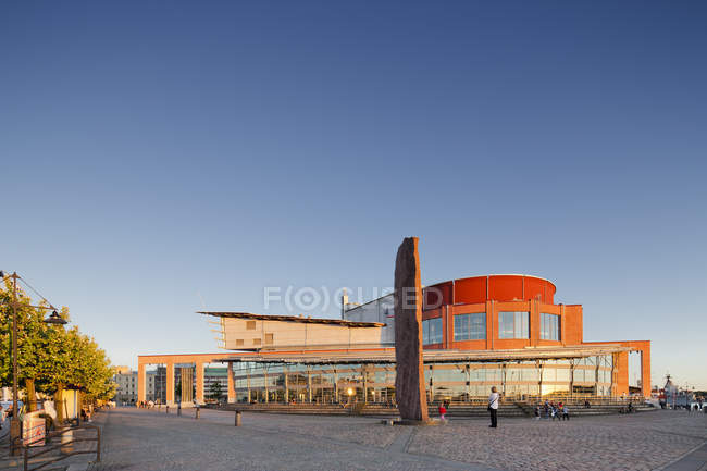 Edificio del teatro dell'opera con persone sedute sul lungomare Goteborg — Foto stock