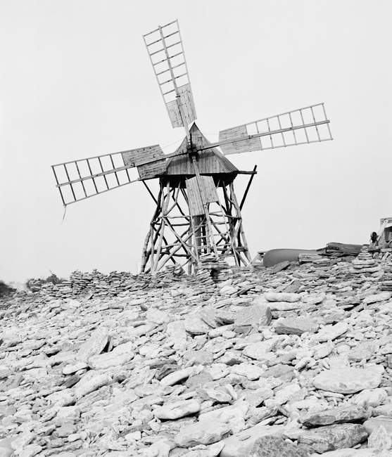 Imagen en blanco y negro del antiguo molino de viento - foto de stock
