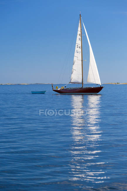 Vue panoramique du voilier tirant plus petit bateau — Photo de stock