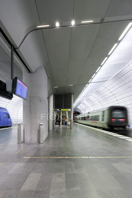 Plataforma de metrô e trem em movimento embaçado — Fotografia de Stock