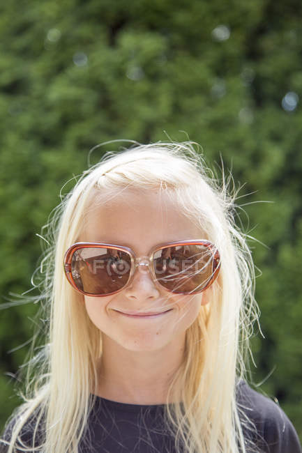 Retrato de menina vestindo grandes óculos de sol — Fotografia de Stock