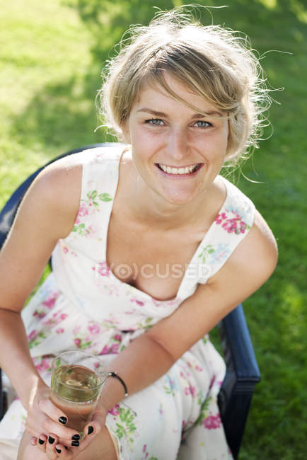 Portrait de jeune femme regardant la caméra, mise au point sélective — Photo de stock
