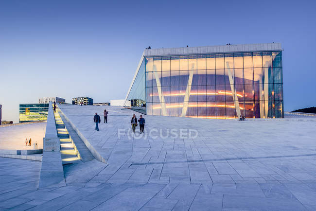 Ópera de Oslo al atardecer, enfoque selectivo - foto de stock