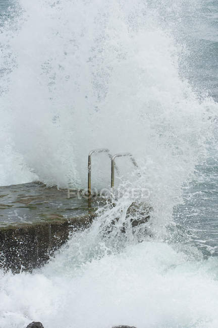 Majestuosa ola chocando contra la orilla del mar - foto de stock
