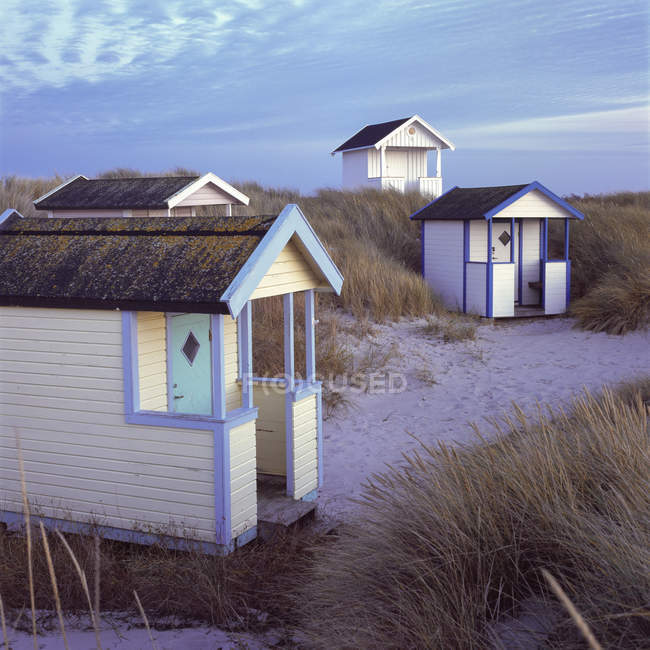 Справжні пляжні хатини з високою травою ввечері — стокове фото