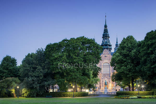Vista del parque y el edificio del museo en la ciudad de Estocolmo - foto de stock