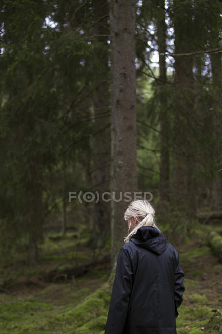 Senderismo de mujeres en el bosque, enfoque en primer plano - foto de stock