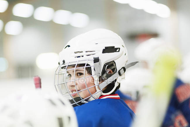Niño sonriente con casco de hockey - foto de stock