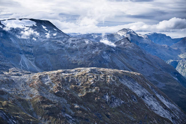 Вид з повітря на гірський пейзаж під хмарним небом — стокове фото