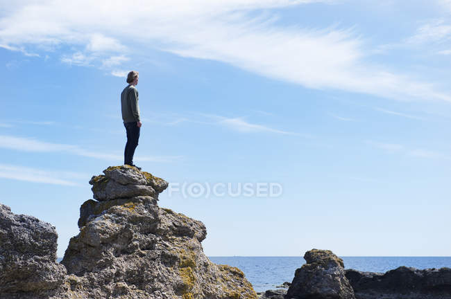 Joven adulto hombre mirando a la vista - foto de stock