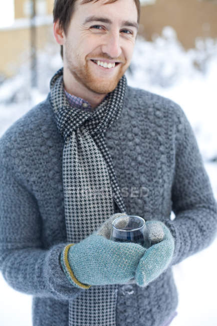 Lächelnder Mann mit Glas und Blick in die Kamera — Stockfoto