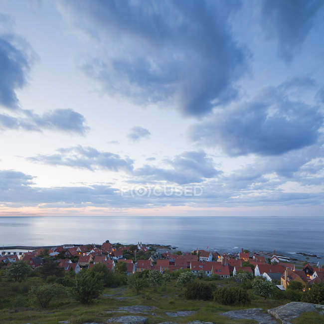 Paisaje urbano danés y mar bajo el cielo nublado de la noche - foto de stock