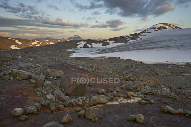 Vue sur le glacier Stuorrajekna avec montagnes et ciel nuageux — Photo de stock