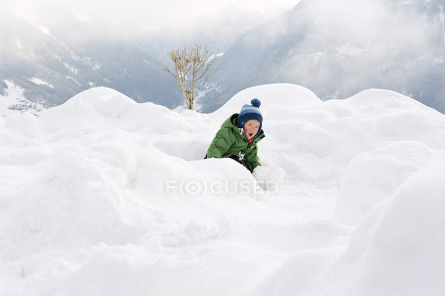 Vista frontale del ragazzo in cumulo di neve nel Vorarlberg, Austria — Foto stock