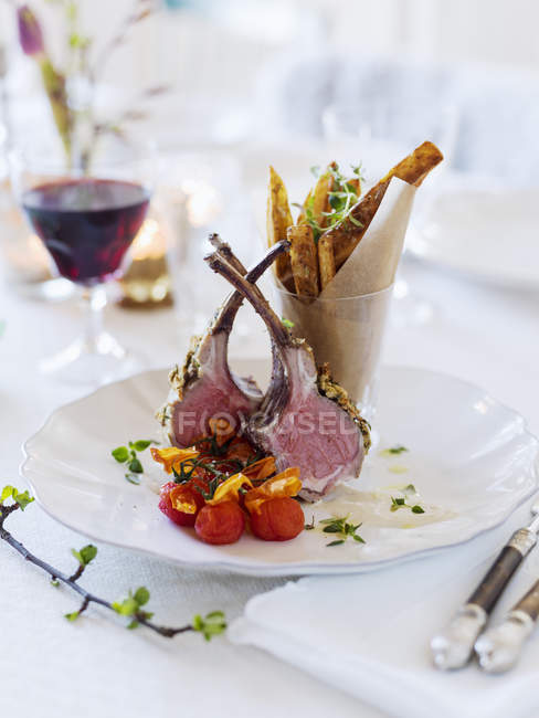 Costolette di agnello e patatine fritte sul tavolo — Foto stock