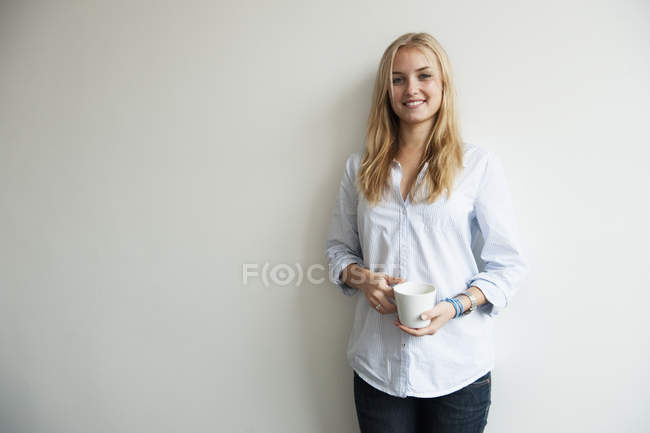 Studio photo de femme avec tasse de café — Photo de stock
