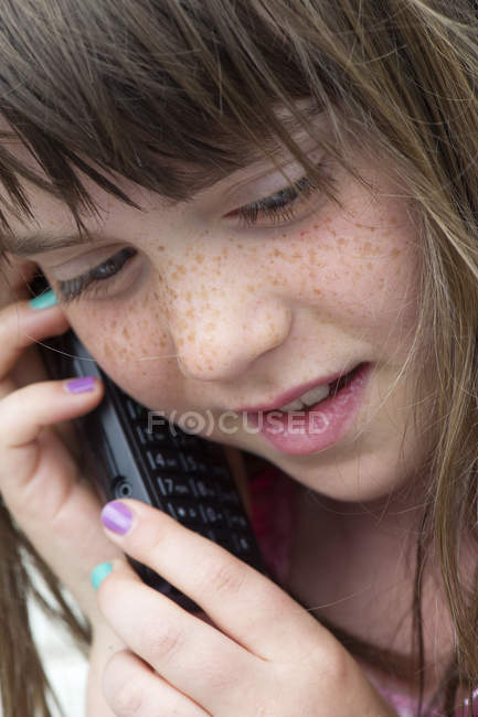 Вид спереду щасливої дівчини за допомогою мобільного телефону — стокове фото