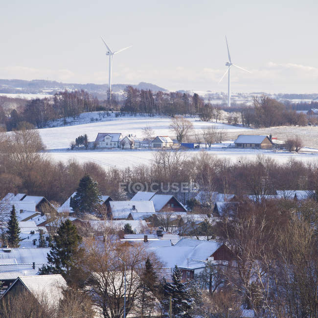 Ciudad, árboles y aerogeneradores en invierno - foto de stock