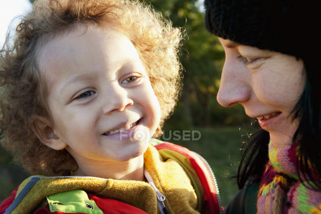 Girl face to face with mother, focus on foreground — Stock Photo
