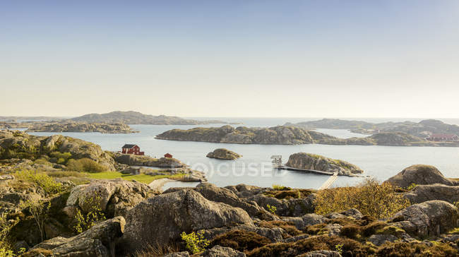 Vista panorámica de la bahía con formaciones rocosas e islas - foto de stock