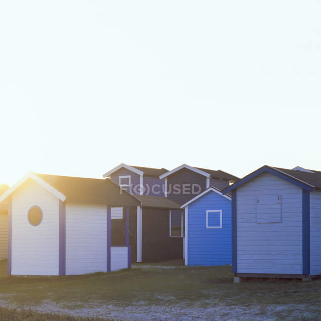 Autentiche capanne sulla spiaggia alla luce del sole della sera — Foto stock