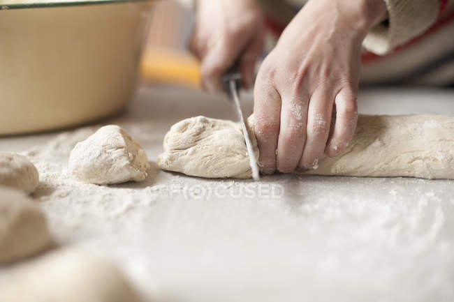 Mulher preparando alimentos, foco diferencial — Fotografia de Stock