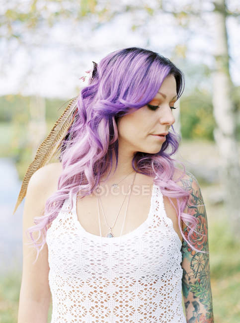 Mariée avec de longs cheveux violets et tatouage au mariage hippie — Photo de stock