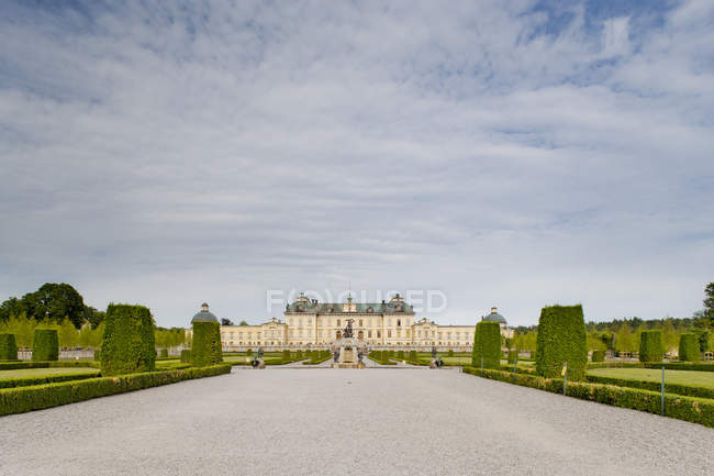 Vista frontal do Palácio Drottningholm em Estocolmo sob céu nublado — Fotografia de Stock