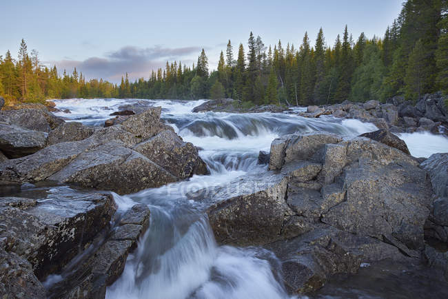 Скалы с текущей водой водопада Хилстроммен — стоковое фото