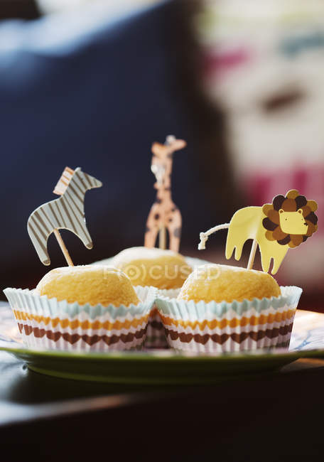 Piatto di muffin decorato con animali su bastoncini — Foto stock