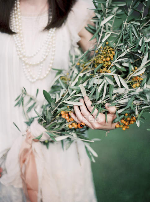 Donna che indossa vestito bianco bouquet di tenuta — Foto stock