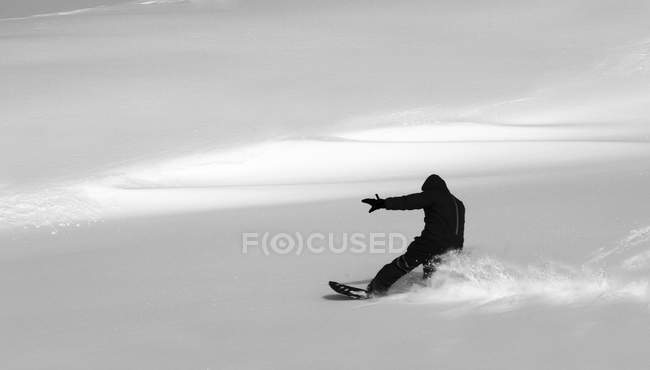 Side view of man snowboarding in French Alps — Stock Photo