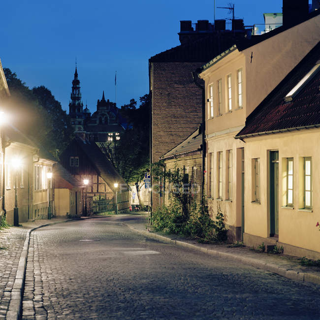 Via del centro storico illuminata di notte — Foto stock