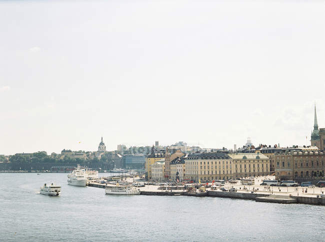 Blick auf den Stockholmer Hafen mit alten Stadtgebäuden — Stockfoto