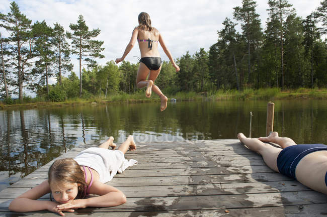 Meninas descansando perto do lago, foco seletivo — Fotografia de Stock