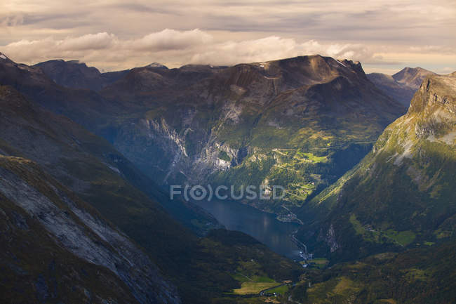 Paesaggio verde della catena montuosa e acqua del fiordo — Foto stock
