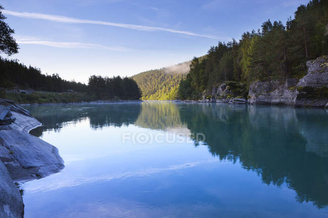 Lago calmo con riflesso di alberi di foresta e collina — Foto stock