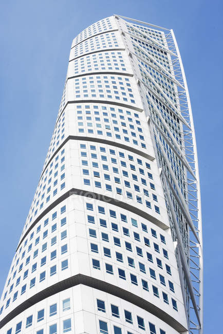 Blick auf den Wolkenkratzer bei blauem Himmel — Stockfoto