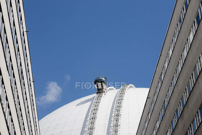 Vue à angle bas du toit du bâtiment avec ascenseur moderne — Photo de stock