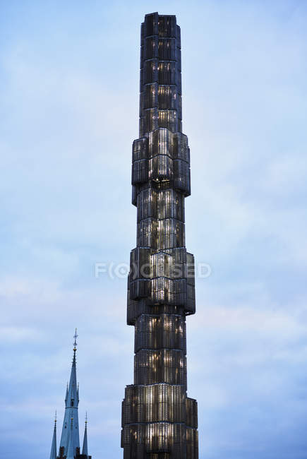 Sergels Torg Light Tower contra o céu nublado — Fotografia de Stock