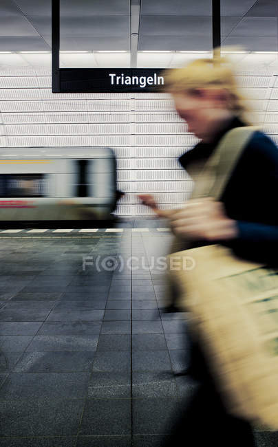 Mulher na plataforma do metrô, foco seletivo — Fotografia de Stock