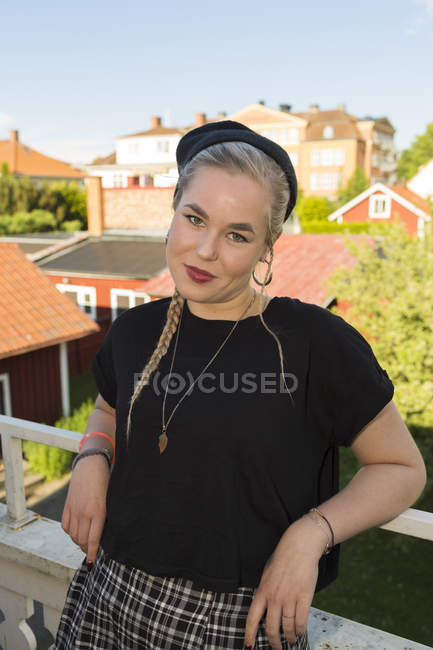 Portrait of smiling young woman, focus on foreground — Stock Photo