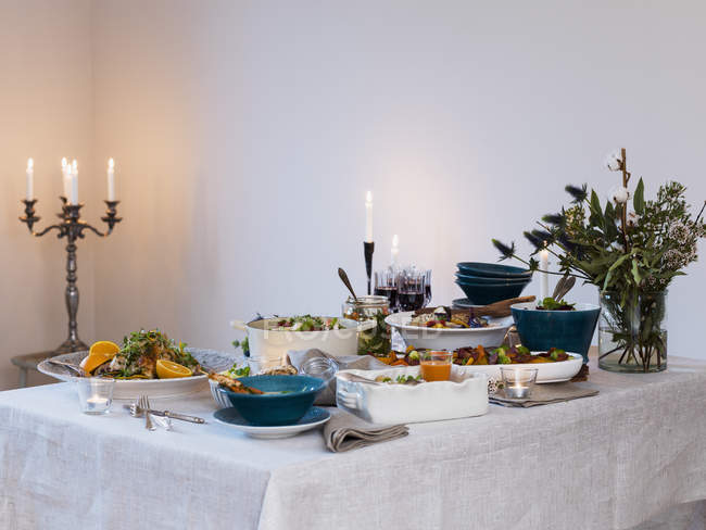 Vista frontal da elegante mesa de jantar — Fotografia de Stock