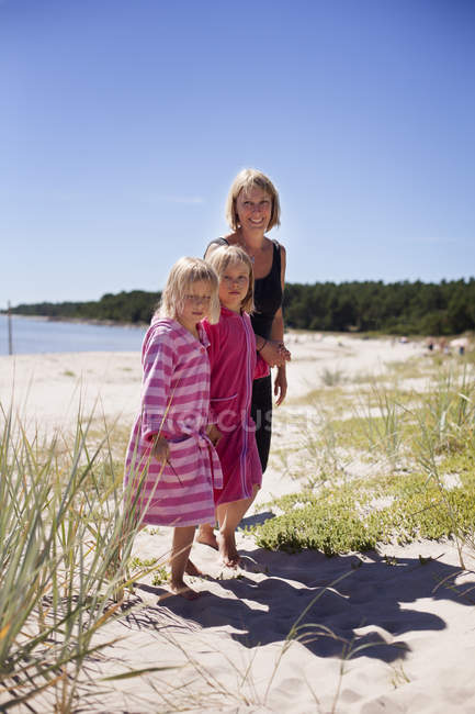 Сім'я на піщаному пляжі, вибірковий фокус — стокове фото