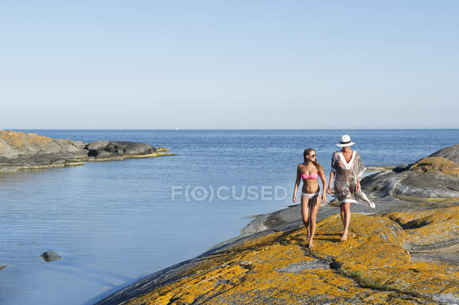 Вид на двох жінок, що ходять на пляжі — стокове фото