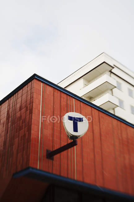 Antena parabólica na fachada do edifício vermelho — Fotografia de Stock