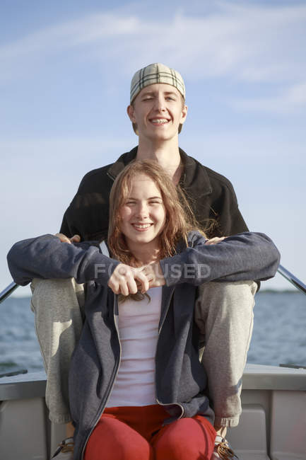 Retrato de adolescente e jovem sentado no barco — Fotografia de Stock