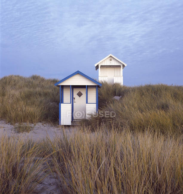 Autentiche capanne sulla spiaggia con erba alta la sera — Foto stock
