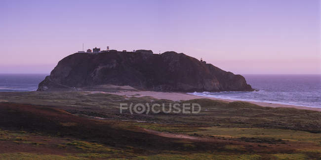 Landschaft mit Point sur Lightstation auf Felsen — Stockfoto