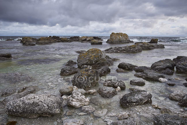 Costa rocciosa sotto le nuvole di tempesta a Gotland, Svezia — Foto stock